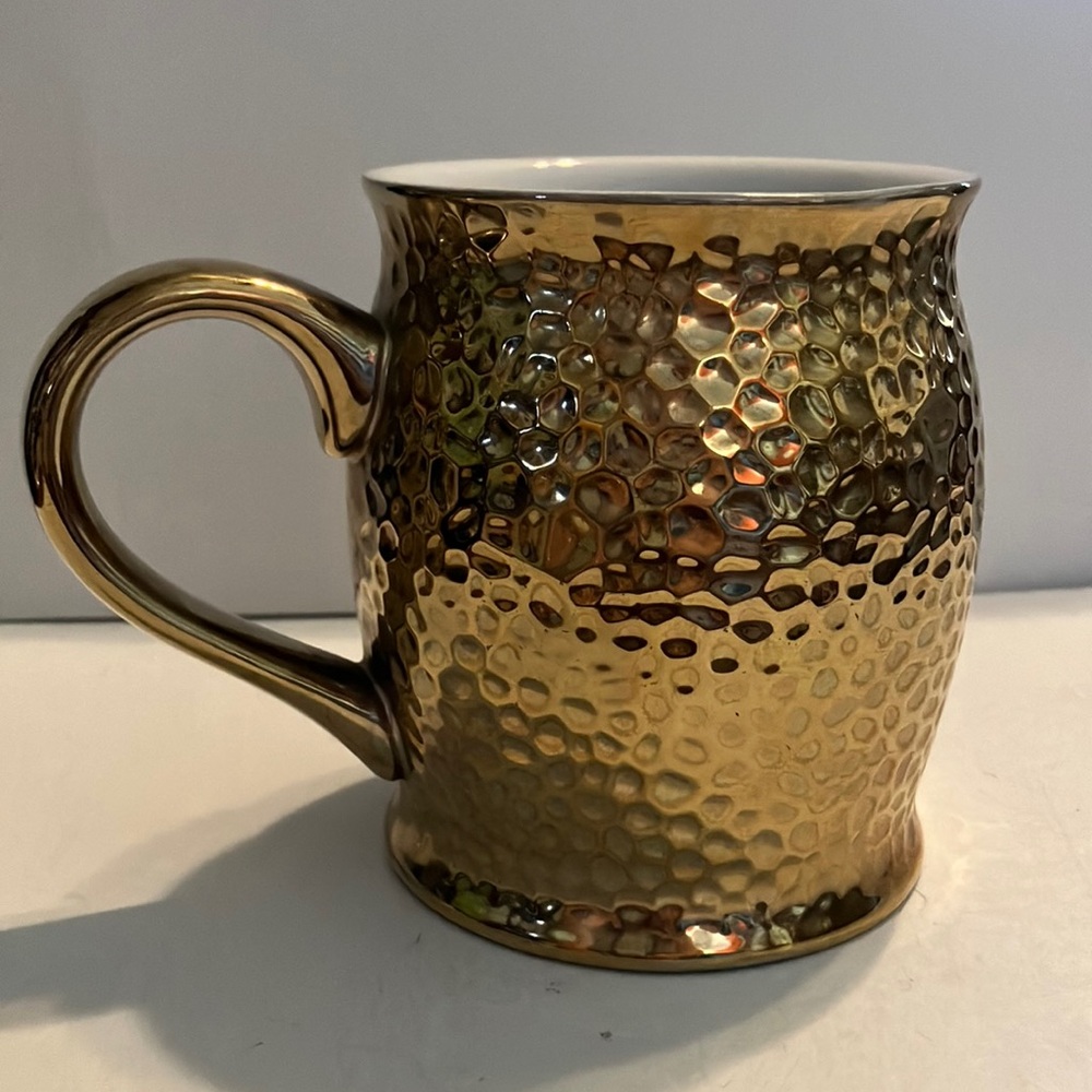 Large Ceramic Mug with Gold Hammered Texture Design and White‎ Inside